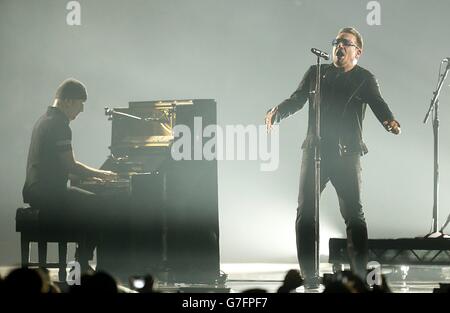 MTV Europe Music Awards - Show - Glasgow. The Edge und Bono von U2 treten bei den MTV Europe Music Awards 2014 im SSE Hydro, Glasgow, Schottland, auf. Stockfoto