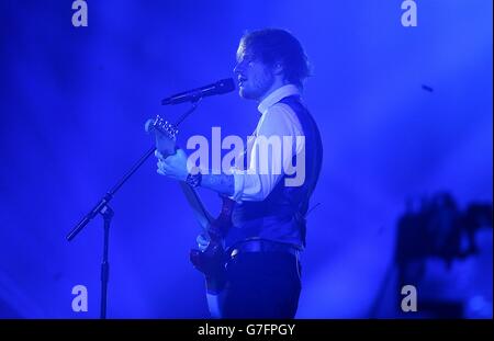 Ed Sheeran tritt bei den MTV Europe Music Awards 2014 im SSE Hydro, Glasgow, Schottland, auf. Stockfoto