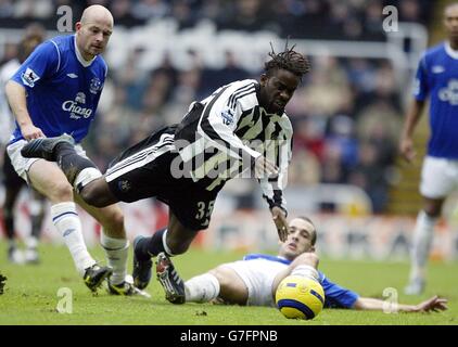 Olivier Bernard von Newcastle United (Mitte) kämpft mit Leon Osman von Everton (am Boden) während des Barclays Premiership-Spiels im St James' Park. Stockfoto