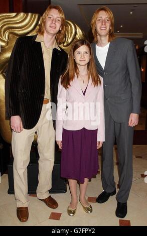 Die Harry Potter-Schauspieler James und Oliver Phelps mit Bonnie Wright kommen für die British Academy Children's Film and Television Awards in Zusammenarbeit mit der LEGO Company im Park Lane Hilton im Zentrum von London an. Stockfoto