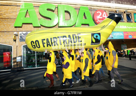 EMBARGO AUF 0001 DIENSTAG NOVEMBER 11. NUR zur redaktionellen Nutzung Fairtrade Aktivisten besuchen Asda in Battersea, Südlondon, fordert die Supermarktkette mehr Fairtrade-Bananen zu verkaufen. Stockfoto