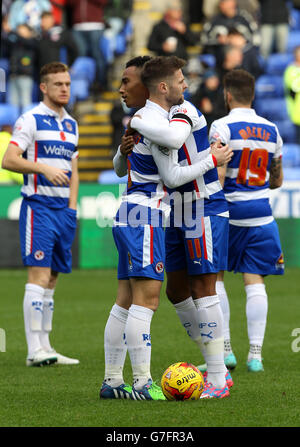 Oliver Norwood von Reading und Jordan Obita von Reading beim Aufwärmen. Stockfoto