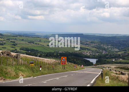 Radfahrer auf Holme Moss Teil der Etappe 2 der Route, der zweithöchsten Steigung auf dem englischen Teil der Tour. Stockfoto