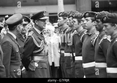 Der Duke of Edinburgh inspiziert Luftkadetten vor der St. Clement Dane's Church in der Fleet Street, nachdem er einen Dankgottesdienst besucht hatte, bei dem er als Chief von Air Commodore dem Air Training Corps ein neues Banner überreichte. Stockfoto