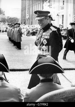 Der Herzog von Edinburgh trägt die Uniform des Feldmarschalls der britischen Armee und kommt im Royal Hospital in Chelsea an, um den Gruß an der Parade zum Gründertag zu feiern. Mehr als 400 Rentner in ihren scharlachroten Uniformen und Tricornhüten waren auf Parade. *Eingescannte Low-Res aus dem Druck, High-Res auf Anfrage* Stockfoto