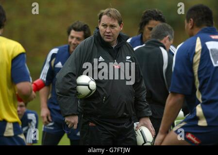 Assistent Neuseeland Cheftrainer Steve Hansen während der All Blacks Trainingseinheit im Pennyhill Park, Bagshot, Surrey. Neuseeland begegnen den Barbaren in Twickenham am Samstag. Stockfoto