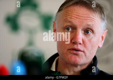 Rugby Union - Guinness Series 2014 - Irland - Georgien - Irland Trainingssitzung und Pressekonferenz - Carton House Hotel. Irlands Cheftrainer Joe Schmidt bei einer Pressekonferenz im Carton House Hotel, Kildare, Irland. Stockfoto