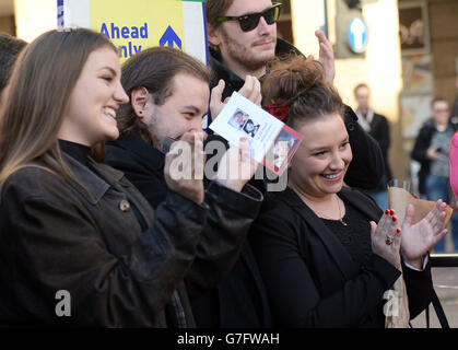 Mitglieder der Familie von Rik Mayall sehen sich als Bank an, um das Leben zu feiern, das Rik Mayall von Fans an dem Ort enthüllt wird, an dem die unteren Abspann auf der Queen Caroline Street, Hammersmith, London, gedreht wurden. Stockfoto