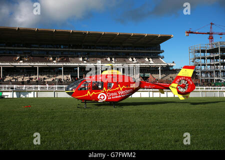 Pferderennen - The Open - Tag 1 - Cheltenham Rennbahn. Eine Air Ambulance-Ausstellung auf der Cheltenham Racecourse Stockfoto