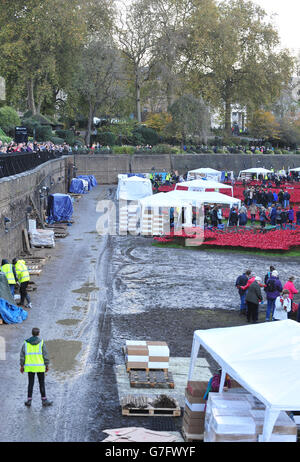 Freiwillige helfen, die Keramikmohn an der Blood Swept Lands und Seas of Red Installation im Tower of London zu demontieren. Stockfoto