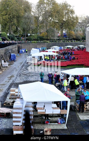 Freiwillige helfen, die Keramikmohn an der Blood Swept Lands und Seas of Red Installation im Tower of London zu demontieren. Stockfoto