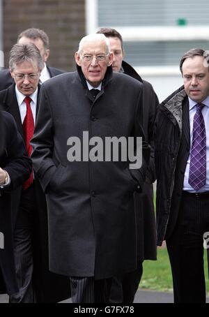 DUP-Chef Ian Paisley (Mitte) mit Parteikollegen, nach einem Treffen mit dem Leiter der internationalen Stilllegungsstelle General John De Chastelain im Haus Rosepark. Stockfoto