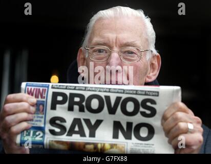 Ian Paisley, Vorsitzender der Demokratischen Unionistischen Partei, mit einem Belfast-Papier nach einem Treffen mit dem General John De Chastelain, dem Leiter der Internationalen Stilllegungsstelle. Stockfoto