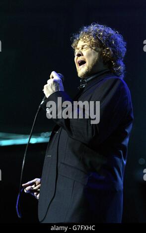 Mick Hucknall spielt live auf der Bühne während eines Benefizkonzerts zugunsten des Hochkommissars der Vereinten Nationen für Flüchtlinge (UNHCR) in der Royal Albert Hall im Zentrum von London. Stockfoto