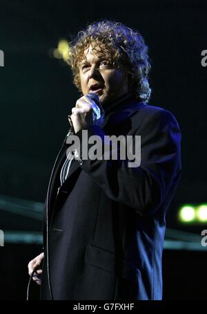 Mick Hucknall spielt live auf der Bühne während eines Benefizkonzerts zugunsten des Hochkommissars der Vereinten Nationen für Flüchtlinge (UNHCR) in der Royal Albert Hall im Zentrum von London. Stockfoto