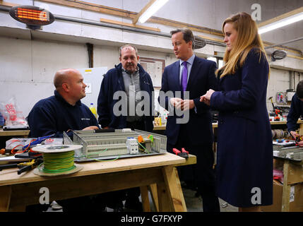 Premierminister David Cameron (Mitte) mit Kelly Tolhurst (rechts), konservativer Kandidat für Rochester und Strood, spricht vor den anstehenden Nachwahlen Ende dieser Woche mit Mitarbeitern von MCL Mechanical in der Nähe von Rochester, Kent. Stockfoto