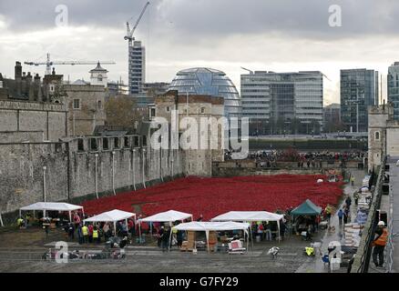 Der letzte Fleck von Keramikmohn, der Teil der Blood Swept Lands and Seas of Red Installation ist, wird von Freiwilligen am Tower of London demontiert. Stockfoto