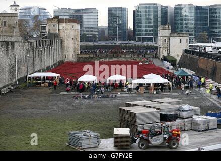 Die letzten Flecken von Keramikmohn, die Teil der Blood Swept Lands and Seas of Red Installation sind, werden von Freiwilligen am Tower of London demontiert. Stockfoto