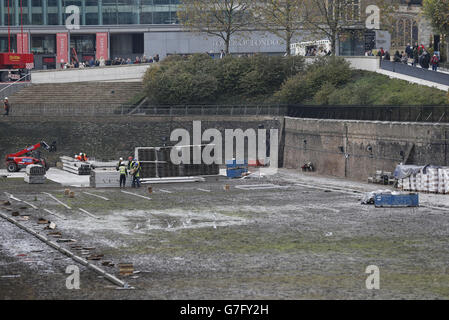 Die Nachwirkungen des Grabens am Tower of London, wo Freiwillige geholfen haben, die keramischen Mohnblumen zu demontieren, die Teil der Installation, Blood Swept Lands und Seas of Red waren. Stockfoto