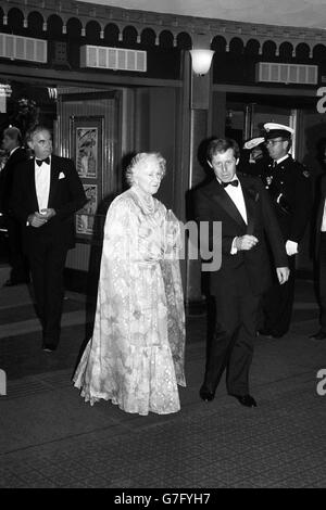 Die Queen Mother im Prince Edward Theater mit General Manager John Toogogood. Sie rundete ihre 89. Geburtstagsfeier mit der Teilnahme an der Show ab. Stockfoto