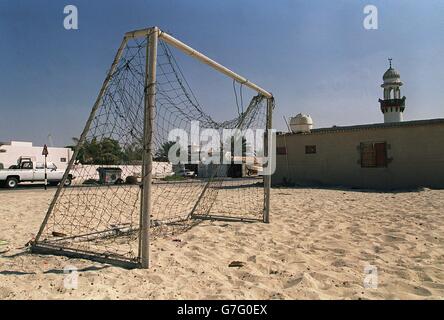 Kinder spielen Sport in Dubai, Vereinigte Arabische Emirate. Ein Tor im Sand in Dubai - Goalmouth, net Stockfoto