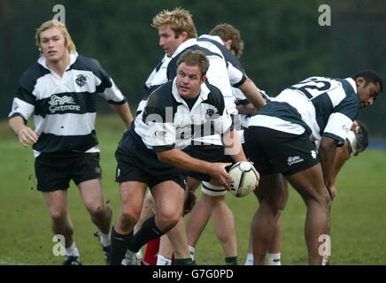 Xavier Rush (Mitte) der Barbaren in Aktion während einer Trainingseinheit im Richmond Rugby Club, London, vor dem Spiel gegen Neuseeland am Samstag. Stockfoto