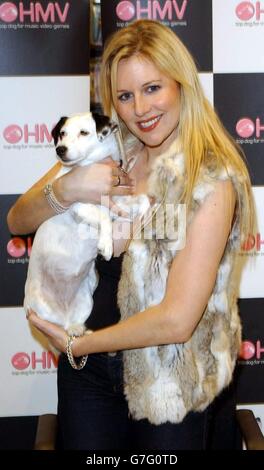 TV-Moderatorin Abi Titmuss posiert für Fotografen, als sie offiziell einen neuen HMV Store im Chelmer Shopping Centre in Chelmsford, Essex eröffnet. Stockfoto