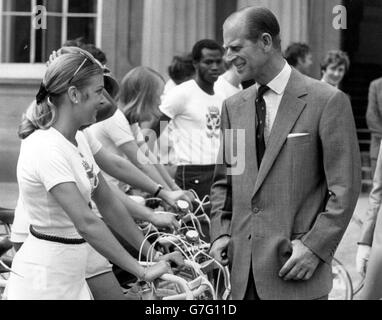 Prinz Philip spricht mit dem 19-jährigen Kim Turner aus London, Im Viereck des Buckingham Palace, bevor sie mit acht weiteren Fahrern - darunter einigen der Gewinner des Duke of Edinburgh Gold Awards - zu einer gesponserten Radtour nach Windsor Castle aufbricht, um die Spendenveranstaltung des Awards 1975 zu starten. *Eingescannte Low-Res aus dem Druck, High-Res auf Anfrage* Stockfoto