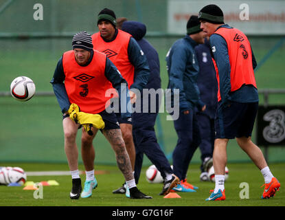 Spieler der Republik Irland (von links) James McClean, Jonathan Walters und Seamus Coleman während einer Trainingseinheit im Gannon Park, Malahide. Stockfoto