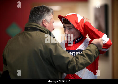 Jockey Sam Twiston-Davies chattet mit Trainer Paul Nicholls während des ersten Tages der Open auf der Cheltenham Racecourse. Stockfoto