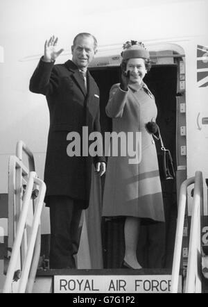 Royalty - Königin Elizabeth II und Prinz Philip - Flughafen Heathrow, London Stockfoto