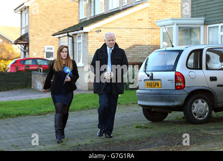 Kelly Tolhurst, konservative Kandidatin für Rochester und Strood, wird von William Hague (rechts), dem Leiter des Unterhauses, auf dem Wahlkampfweg in Cliff Wood bei Rochester, Kent, vor den bevorstehenden Nachwahlen Ende dieser Woche unterstützt. Stockfoto