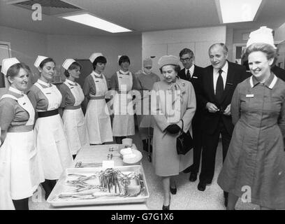 Queen Elizabeth II. Geht an einer Reihe von Krankenschwestern und chirurgischen Instrumenten vorbei, während sie durch die neuen Operationssäle des Westminster Hospital geht. Stockfoto