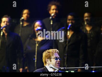 Sir Elton John tritt live auf der Bühne in der Metro Radio Arena in Newcastle upon Tyne auf, um den ersten in einer Reihe von Dezember UK-Daten zu starten. Stockfoto