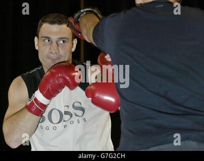Der ukrainische WBC-Schwergewicht-Boxsieger Vitali Klitschko trainiert im Ring während eines öffentlichen Trainings in Las Vegas vor seinem Titelkampf am Samstagabend mit Herausforderer Danny Williams aus Großbritannien. Stockfoto
