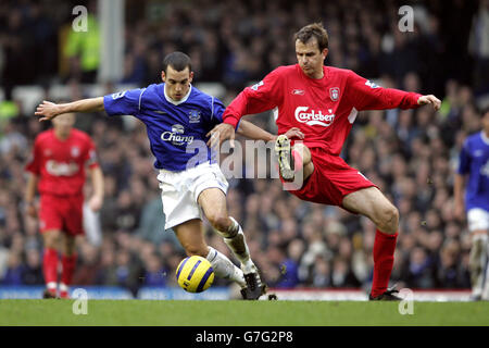 Dietmar Hamann (R) aus Liverpool kämpft während des Spiels der Barclays Premiership im Goodison Park mit Evertons Leon Osman um den Ball. Stockfoto