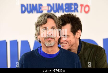 Jim Carrey mit Regisseur Peter Farrelly, als sie im Connaught Hotel in London eine Fotozelle für ihren neuen Film Dumb and Dumber To besuchen. Stockfoto