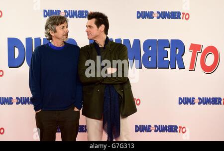 Jim Carrey mit Regisseur Peter Farrelly, als sie im Connaught Hotel in London eine Fotozelle für ihren neuen Film Dumb and Dumber To besuchen. Stockfoto