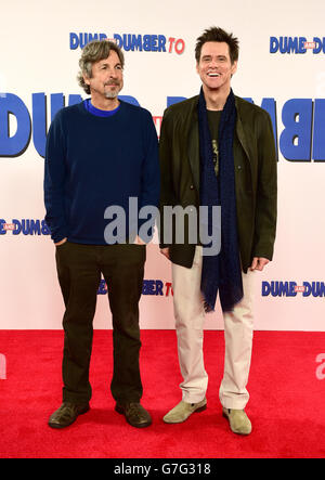 Jim Carrey mit Regisseur Peter Farrelly, als sie im Connaught Hotel in London eine Fotozelle für ihren neuen Film Dumb and Dumber To besuchen. Stockfoto