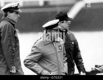 Der Herzog von Edinburgh und der ehemalige König Konstantin von Griechenland (r) mit der königlichen Yacht Britannia (im Hintergrund) an Bord eines Starts und auf dem Weg zur gecharterten Yeoman 26 des Dukes vor Cowes, Isle of Wight. *Eingescannte Low-Res aus dem Druck, High-Res auf Anfrage* Stockfoto