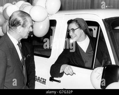 Prinz Philip übergibt die Schlüssel für einen neuen Variety Club of Great Britain Sunshine Coach an Schwester Rosalie, von St George's Cathedral, Southwark, während eines Variety Club Luncheon im Londoner Inn on the Park Hotel zur Unterstützung des Duke of Edinburgh's Award Programms. *Eingescannte Low-Res aus dem Druck, High-Res auf Anfrage* Stockfoto