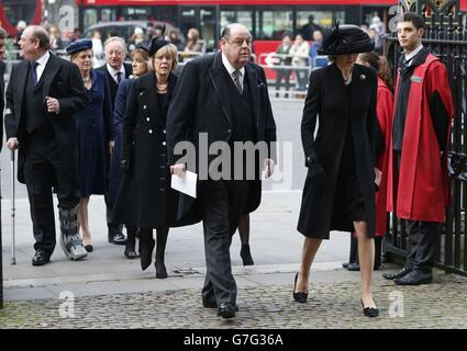 Sir Nichola Soames kommt mit seiner Familie, während er an einem Thanksgiving-Gottesdienst für das Leben teilnimmt und für seine spätere Mutter Lady Soames in Westminster Abbey, London, arbeitet. Stockfoto