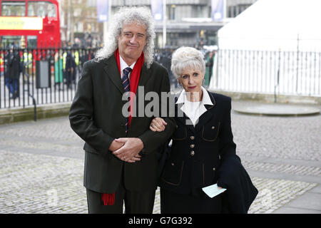 Brian May und Anita Dobson besuchen einen Thanksgiving-Gottesdienst für das Leben und Werk von Lady Soames in Westminster Abbey, London. Stockfoto