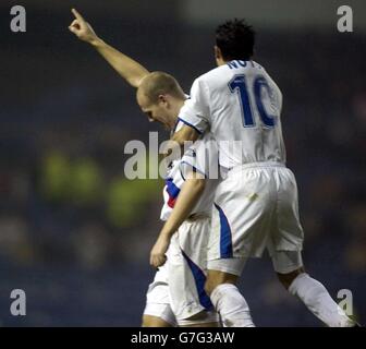 Robert Malcolm der Rangers (links) feiert sein Tor mit Nacho Novo während des Bank of Scotland Premier League-Spiels im Ibrox Stadium, Glasgow, Samstag, 11. Dezember 2004. Stockfoto