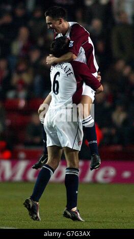 Gareth Southgate und Stewart Downing vom FC Middlesbrough feiern im letzten Spieltag im Friends Provident St. Mary's Stadium, Southampton, Samstag, 11. Dezember 2004, zwei Tore gegen den FC Southampton zurückzuziehen. Stockfoto