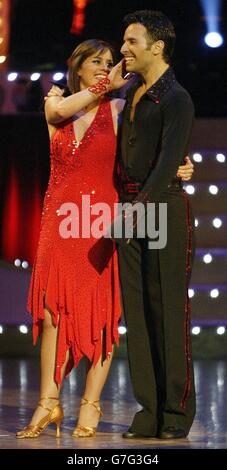 Die Teilnehmer Jill Halfpenny und Darren Bennett beim Finale der BBC Show Strictly Come Dancing im Blackpool Tower in Blackpool. Stockfoto