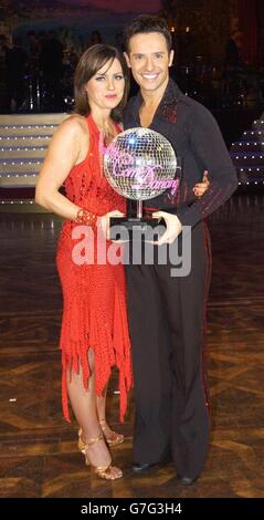 Die Gewinner sind Jill Halfpenny und Darren Bennett, die im Finale der BBC-Show Strictly Come Dancing im Blackpool Tower in Blackpool gewonnen werden. Stockfoto