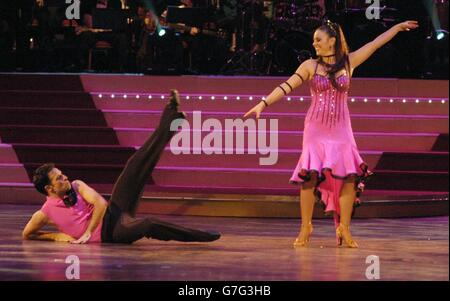 Die Teilnehmer Jill Halfpenny und Darren Bennett beim Finale der BBC Show Strictly Come Dancing im Blackpool Tower in Blackpool. Stockfoto