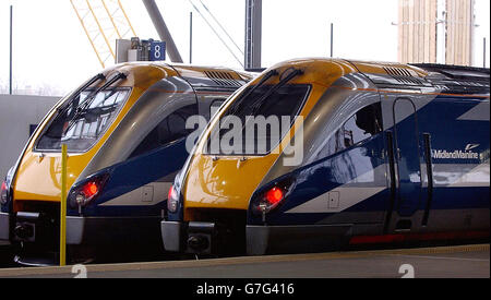 Midland Mainline Züge halten in Kings Cross St Pancras, London, nach einem Zusammenbruch der Lohnverhandlungen mit ASLEF. Der Schienenverkehr im Süden und in den Midlands wird ins Chaos gestürzt, wenn die Zugführer industrielle Maßnahmen ergreifen. Tausende von Passagieren werden betroffen sein, wenn alle Midland-Hauptlinien-Verbindungen zwischen London und Luton, Leicester, Nottingham, Derby und Sheffield gestrichen werden. Stockfoto