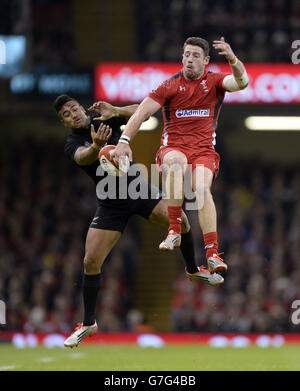 Alex Cuthbert von Wales (rechts) und Julian Savea von Neuseeland kämpfen beim Spiel der Dove Men Series im Millennium Stadium, Cardiff, um den Ball. Stockfoto